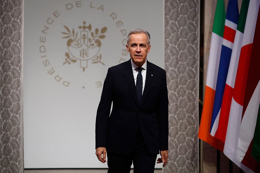 El primer ministro de Canadá, Mark Carney, llega a la reunión de la Coalición de los Dispuestos en París, en el Palacio del Elíseo, el 6 de enero de 2026. (Yoan VALAT / POOL / AFP a través de Getty Images)