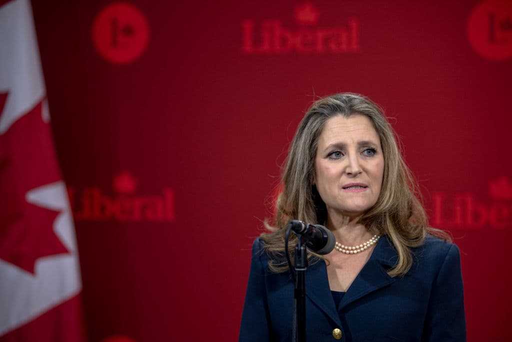 La exministra de Finanzas y exviceprimera ministra de Canadá, Chrystia Freeland, habla durante una rueda de prensa tras la primera noche del debate sobre el liderazgo liberal en los estudios Mels de Montreal, Canadá, el 24 de febrero de 2025. (ANDREJ IVANOV/AFP a través de Getty Images)