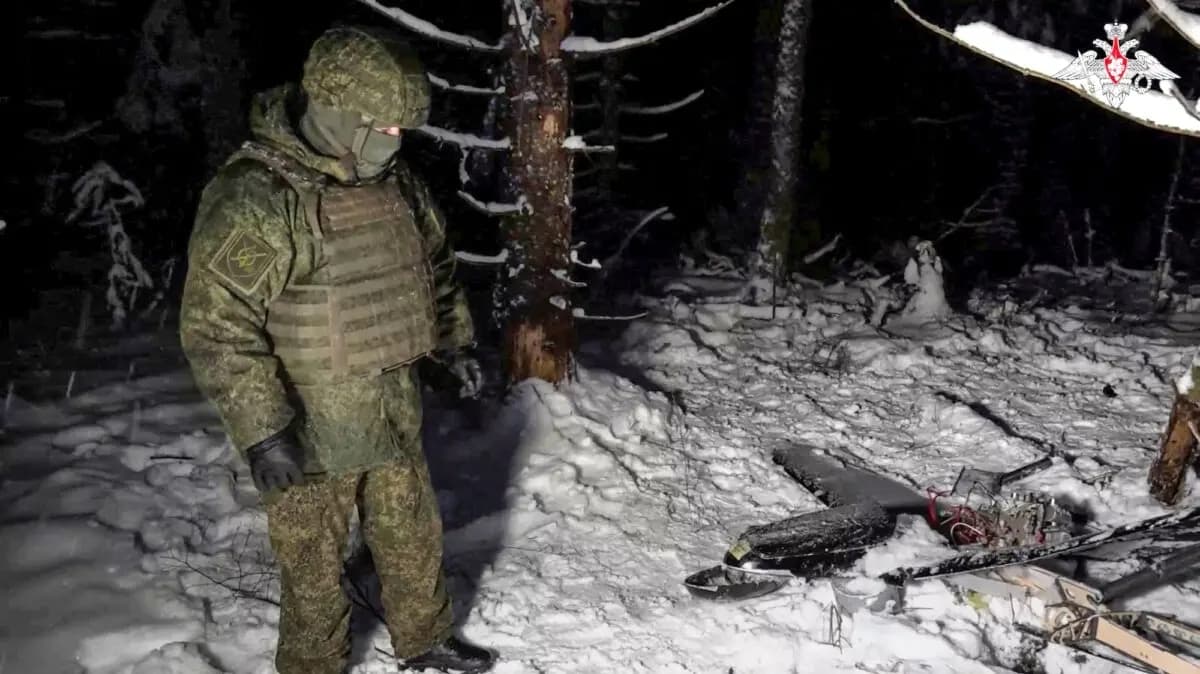 Un soldado ruso junto a los restos de un dron derribado durante un supuesto ataque ucraniano contra la residencia presidencial rusa en la región de Nóvgorod, Rusia, en esta imagen fija de un vídeo publicado el 31 de diciembre de 2025. (Ministerio de Defensa ruso/Handout vía Reuters)