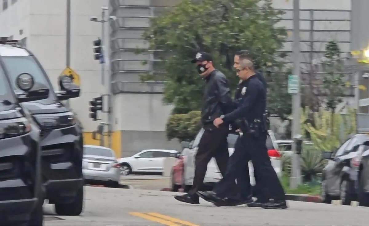 Wu Xian, un guardia de seguridad, es esposado por la policía en Los Ángeles el 4 de enero de 2026. (Cortesía de Jie Lijian).