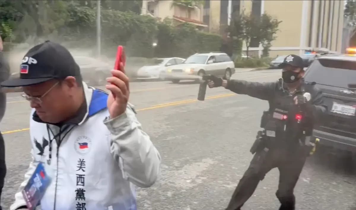 Wu Xian, un guardia de seguridad, dispara spray pimienta contra activistas prodemocracia frente al consulado chino en Los Ángeles el 4 de enero de 2026. (Captura de pantalla vía The Epoch Times).