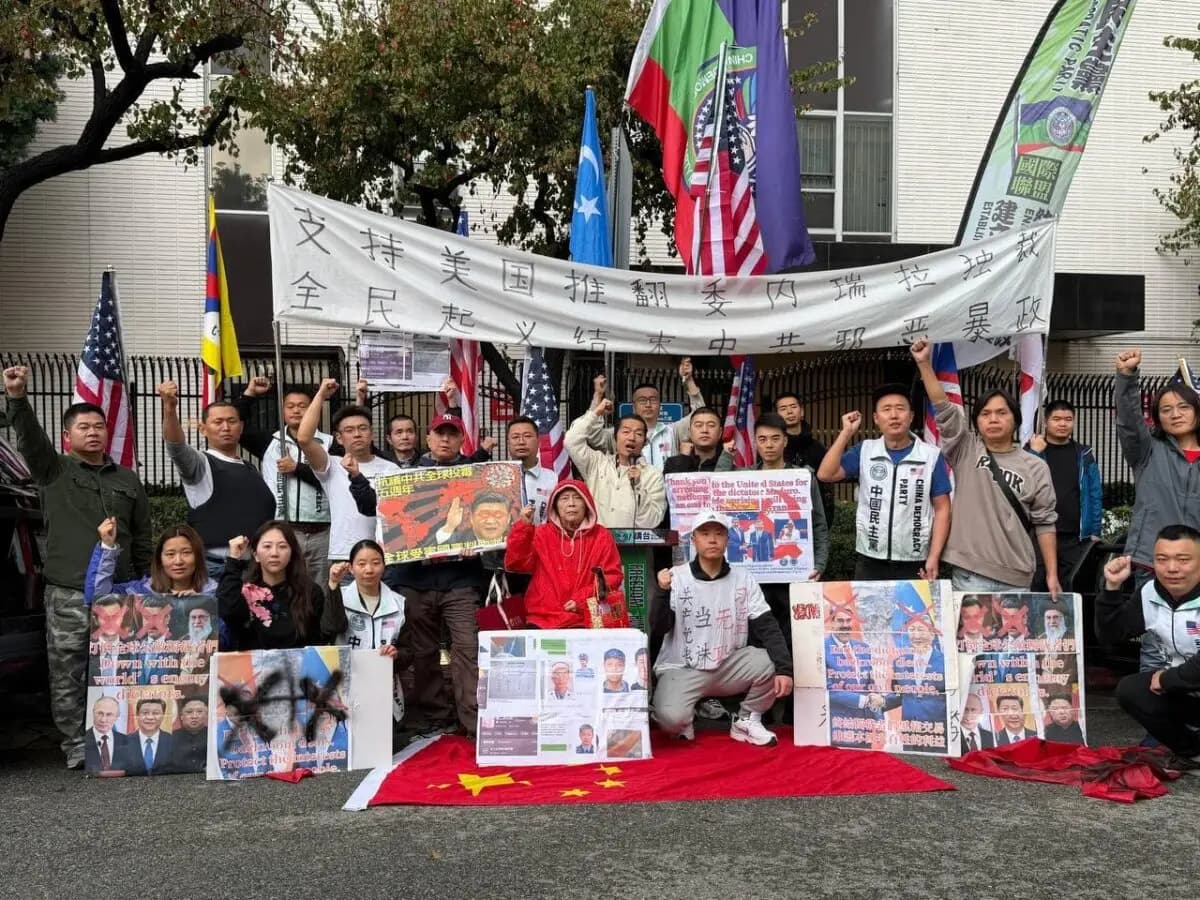 Activistas prodemocráticos celebran una manifestación frente al consulado chino en Los Ángeles el 4 de enero de 2026. (Cortesía de Jie Lijian).