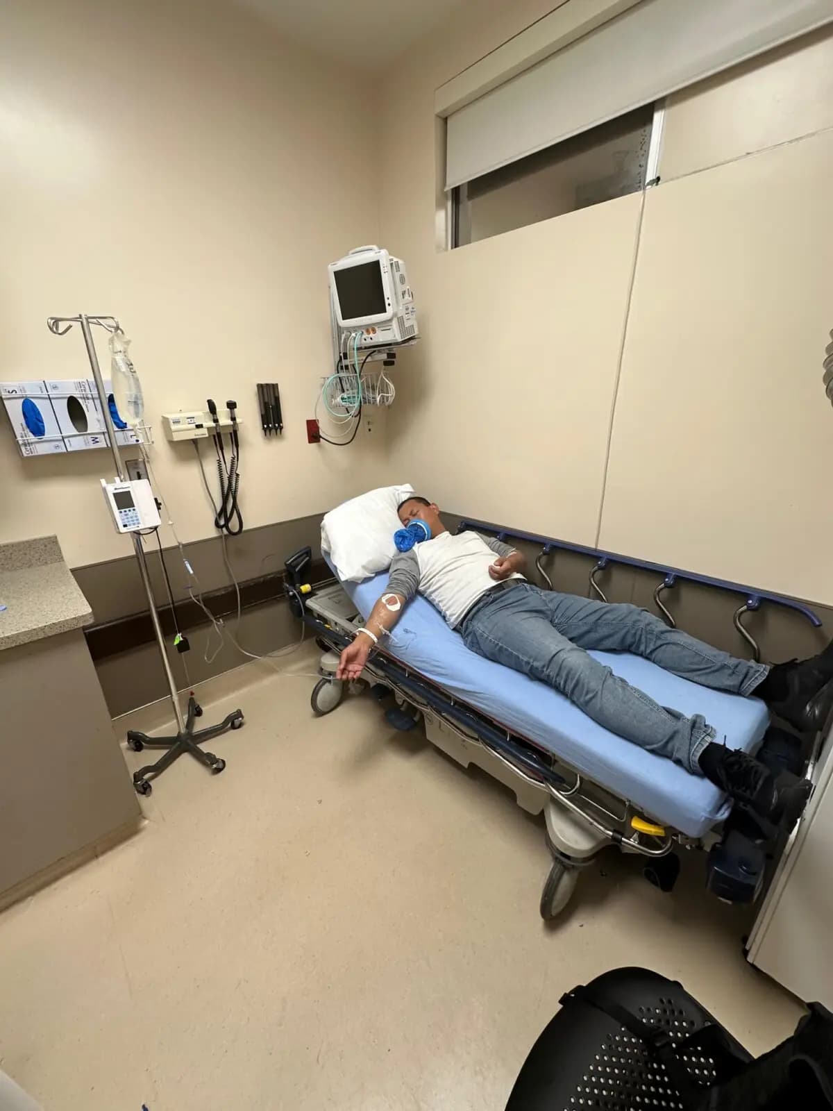 El activista chino Jie Lijian recibe atención médica en el Hospital Monterey Park de Monterey Park, California, el 4 de enero de 2026. (Cortesía de Jie Lijian).