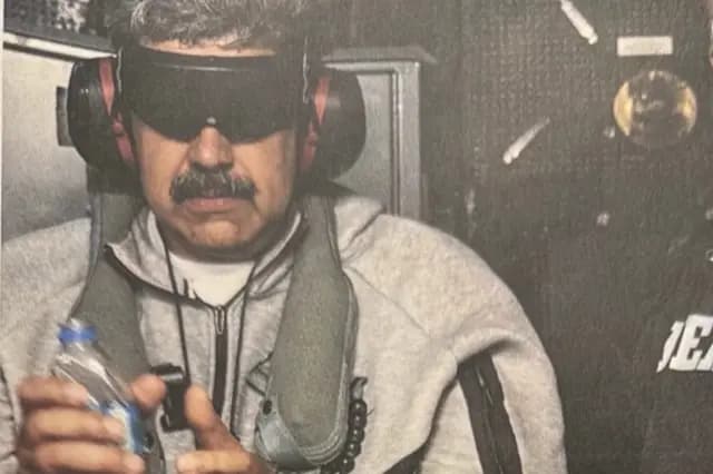 El líder venezolano Nicolás Maduro, tal y como se ve en una foto compartida por el presidente Donald Trump el 3 de enero de 2026, en la que aparece Maduro a bordo del USS Iwo Jima. (La Casa Blanca)