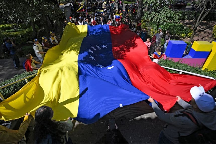 Los venezolanos que viven en México se reúnen para celebrar con una bandera nacional gigante en el parque Lincoln de Polanco, en la Ciudad de México, el 4 de enero de 2026, un día después de que el líder venezolano Nicolás Maduro fuera capturado en un ataque estadounidense. (Alfredo ESTRELLA / AFP vía Getty Images)