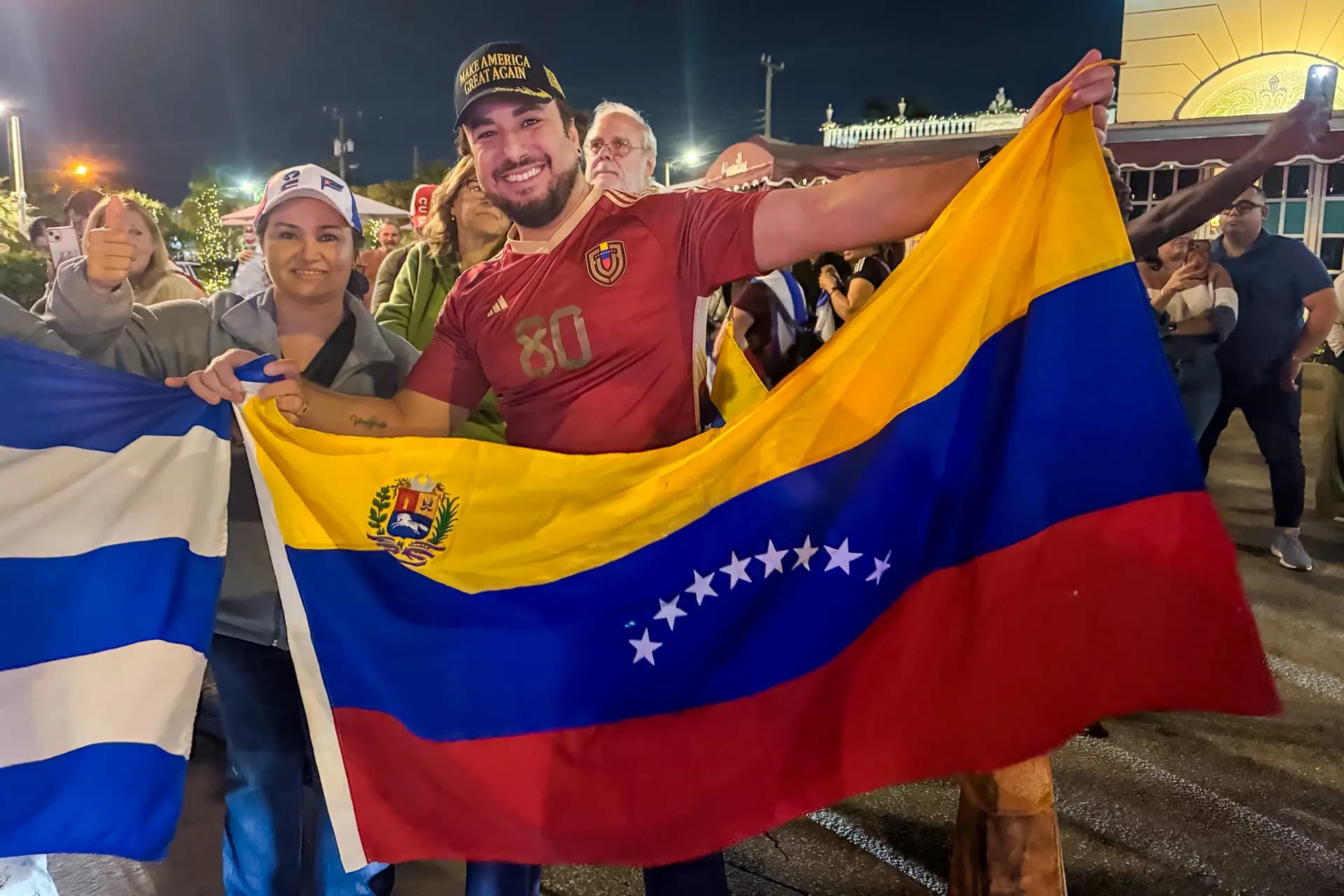 Carlos Higuerey sostiene una bandera venezolana junto a otros simpatizantes tras conocer la captura de Maduro el 3 de enero de 2025 en Coral Gables, Florida. Higuerey, que llegó a Estados Unidos en 2018 tras años trabajando para una empresa estatal de petróleo y gas, culpa al régimen venezolano de una serie de muertes en su familia. (Cortesía de Carlos Higuerey).