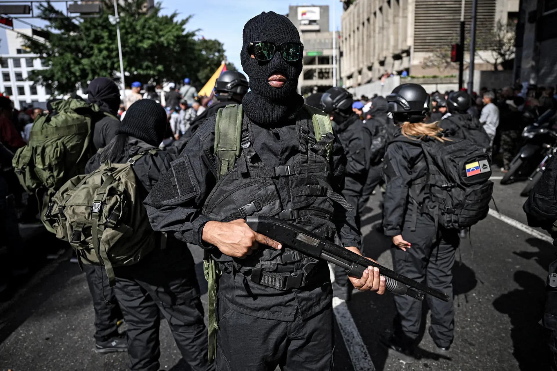 Partidarios armados del líder venezolano Nicolás Maduro se reúnen cerca del palacio presidencial de Miraflores después de que las fuerzas estadounidenses capturaran a Maduro en Caracas, Venezuela, el 3 de enero de 2026. (Federico Parra/AFP a través de Getty Images).