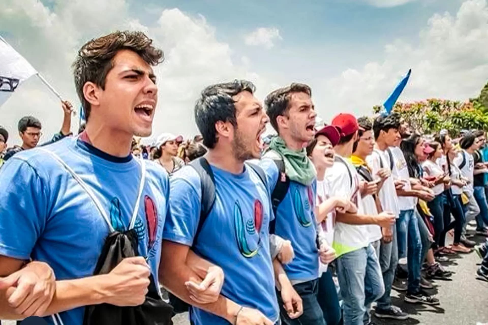 Daniel Tirado (izquierda) se une a otros manifestantes para luchar contra lo que él describe como un régimen "canceroso" en la autopista Francisco Fajardo, en Caracas, Venezuela, el 21 de abril de 2017. (Cortesía de Daniel Tirado).