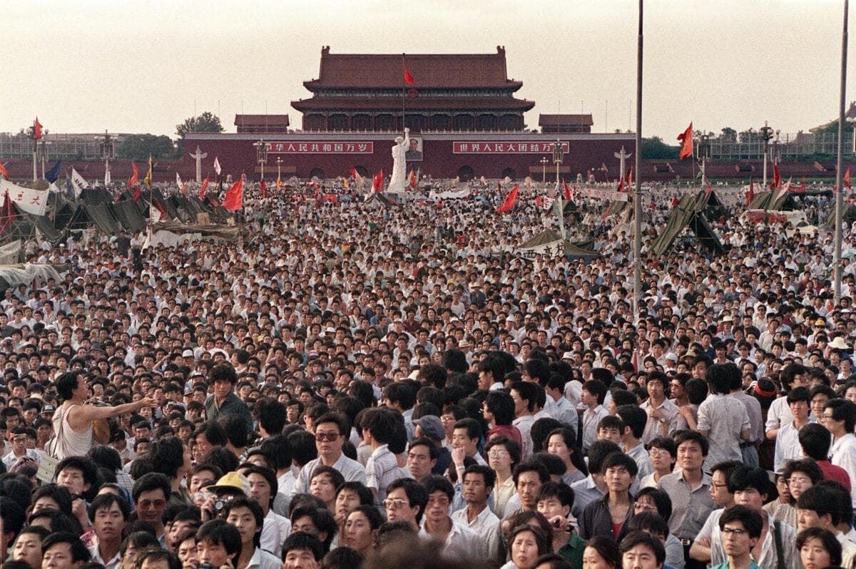 Cientos de miles de chinos se reúnen en la plaza de Tiananmen alrededor de una réplica de la Estatua de la Libertad, llamada la Diosa de la Democracia, el 2 de junio de 1989. (Catherine Henriette/AFP vía Getty Images)