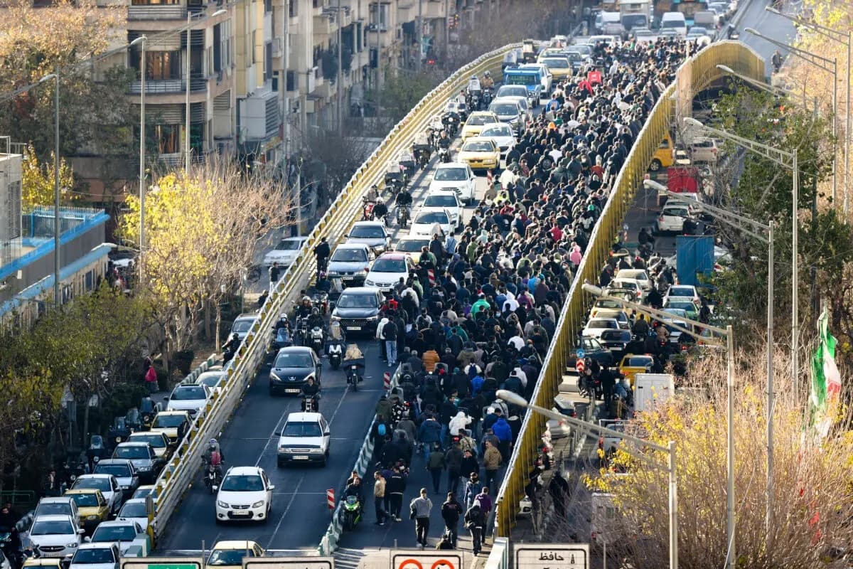 Manifestantes marchan en Teherán, Irán, el 29 de diciembre de 2025. (Agencia de noticias Fars a través de AP)