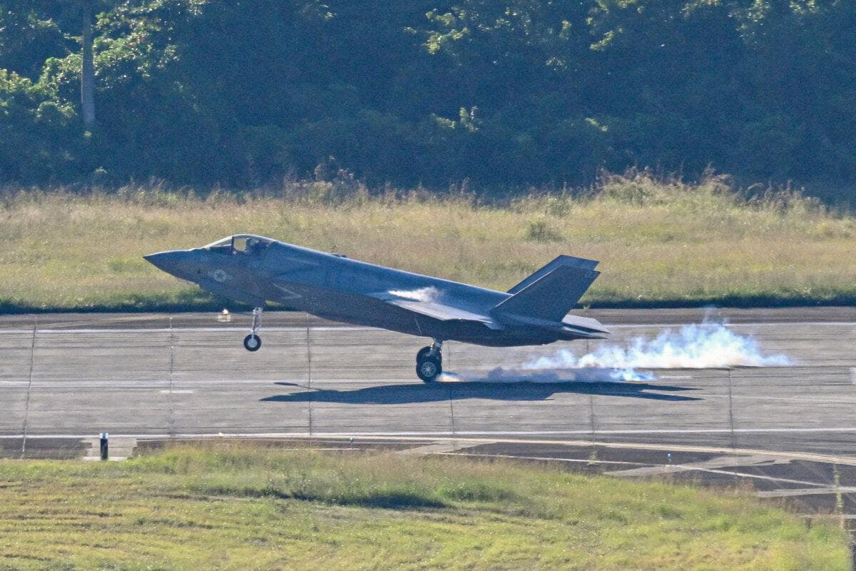 Un avión de combate del ejército estadounidense aterriza en el aeropuerto José Aponte de la Torre, antigua base naval Roosevelt Roads, en Ceiba, Puerto Rico, el 3 de enero de 2026. (Miguel J. Rodríguez Carrillo/AFP a través de Getty Images).