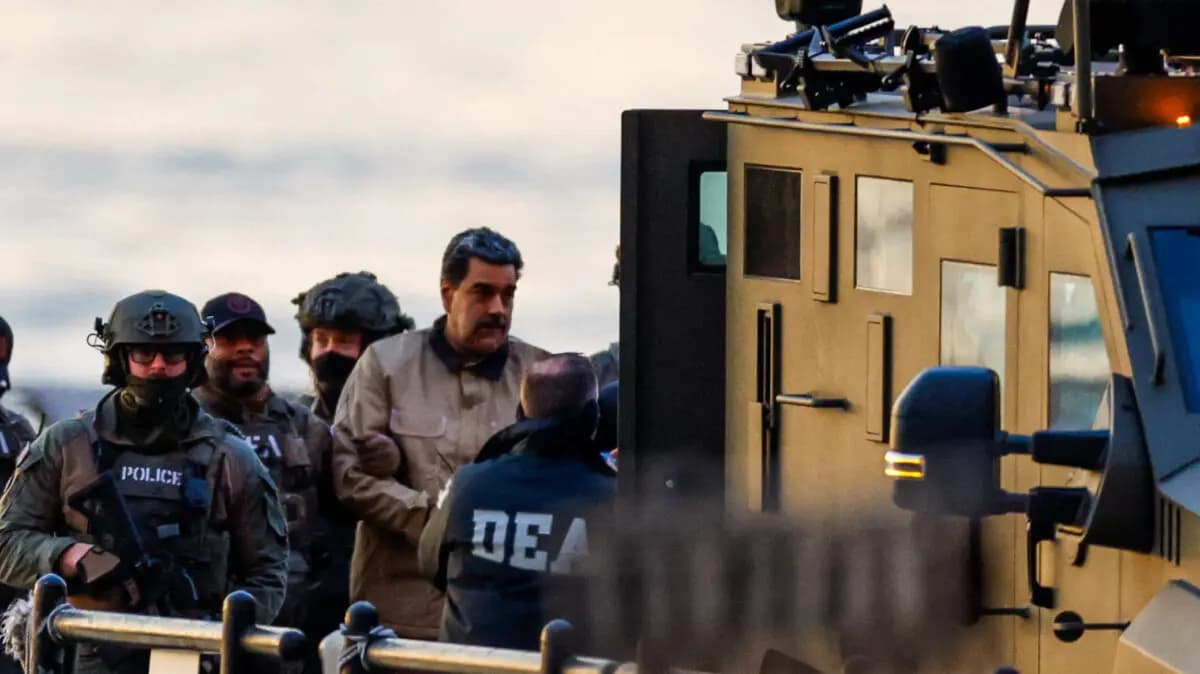El líder venezolano capturado Nicolás Maduro llega al helipuerto del centro de Manhattan, mientras se dirige al juzgado federal Daniel Patrick Manhattan para comparecer por primera vez y enfrentarse a cargos federales estadounidenses que incluyen narcoterrorismo, conspiración, tráfico de drogas, lavado de dinero y otros, en la ciudad de Nueva York, el 5 de enero de 2026. (Reuters/Eduardo Muñoz).