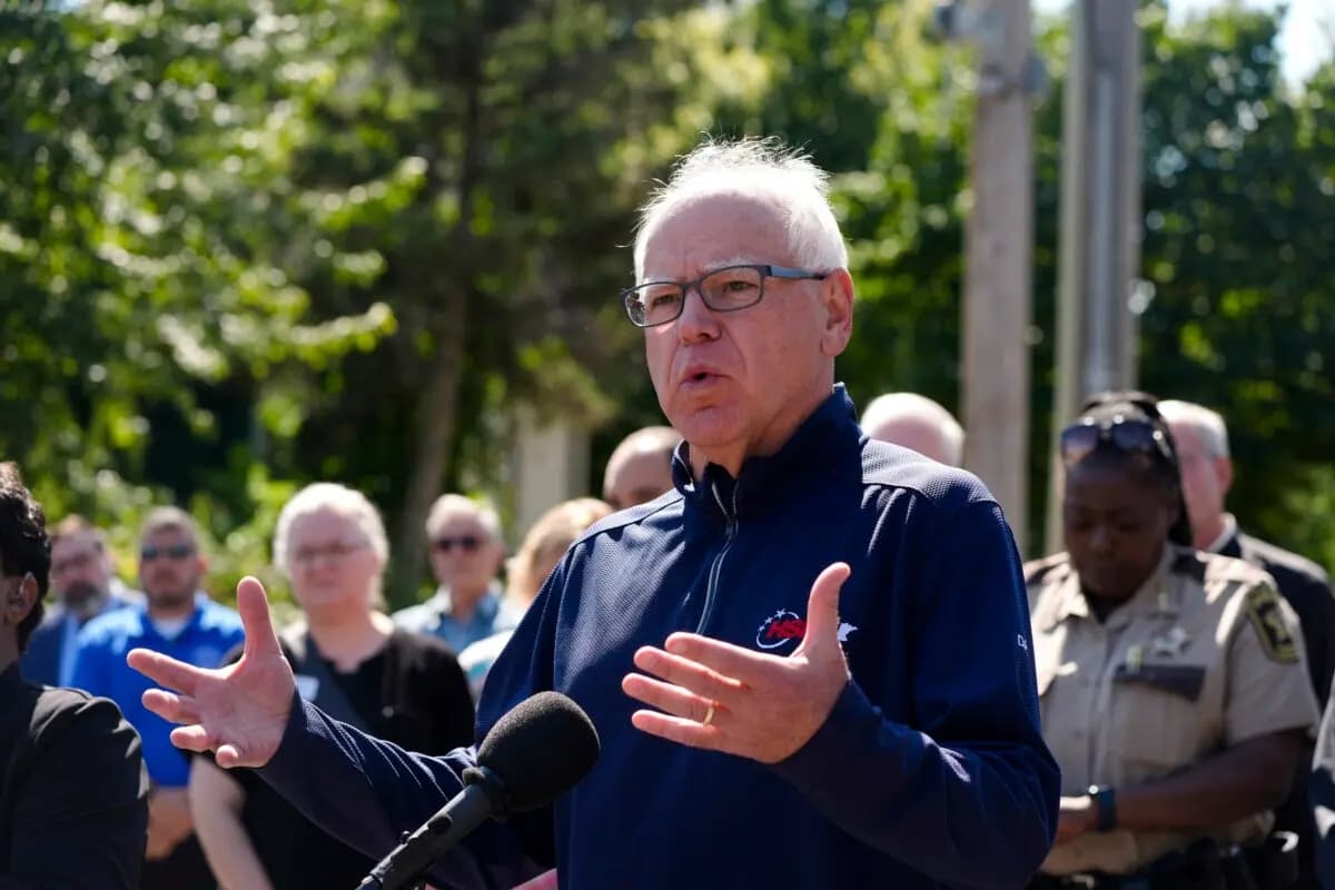 El gobernador de Minnesota, Tim Walz, habla frente a la Escuela Católica Annunciation en Minneapolis el 27 de agosto de 2025. (Bruce Kluckhohn/AP Photo)