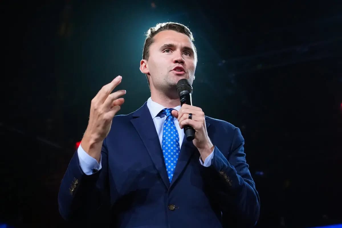 El fundador de Turning Point USA, Charlie Kirk, habla en un evento de Turning Point en Mesa, Arizona, el 4 de septiembre de 2024. (Ross D. Franklin/AP Photo).