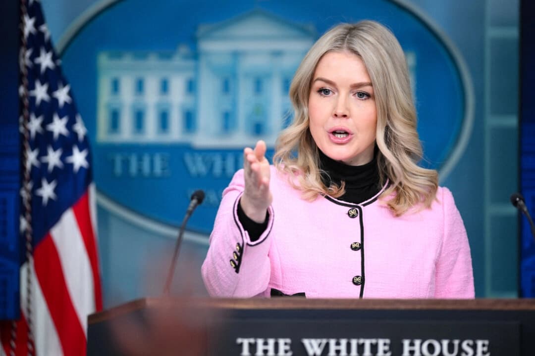 <em>La secretaria de prensa de la Casa Blanca, Karoline Leavitt, habla durante la rueda de prensa diaria en la Sala Brady de la Casa Blanca, en Washington, el 7 de enero de 2026. (Mandel Ngan/AFP vía Getty Images)</em>