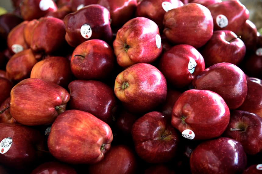 Manzanas importadas de los EE. UU. se exhiben en el mercado Beethoven en la colonia Peralvillo, Ciudad de México, el 5 de junio de 2018. (ALFREDO ESTRELLA/AFP via Getty Images)