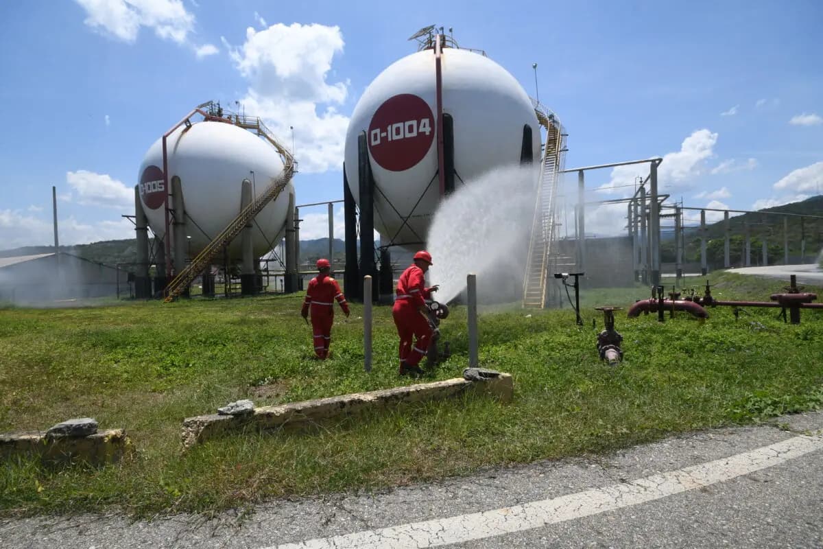 <em>Trabajadores de la petrolera estatal venezolana PDVSA participan en un simulacro ante desastres naturales o conflictos armados en la refinería El Palito en Puerto Cabello, Carabobo, Venezuela, el 27 de septiembre de 2025. (Stringer/AFP vía Getty Images)</em>