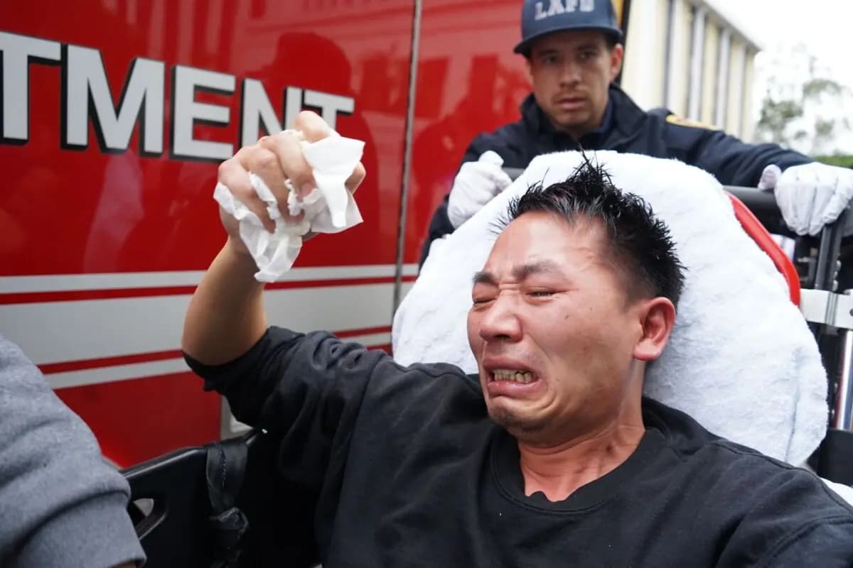 El activista chino Fu Chaoqun, una de las ocho personas a las que un guardia de seguridad chino roció con spray pimienta fuera del consulado chino en Los Ángeles el 4 de enero de 2026. (Cortesía de la Alianza Internacional del Partido Democrático Chino)