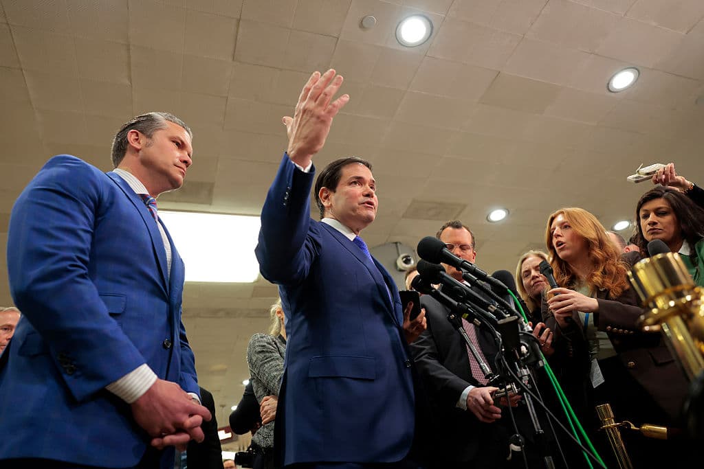 El Secretario de Guerra de EE. UU., Pete Hegseth, y el Secretario de Estado de EE. UU., Marco Rubio, hablan con los reporteros tras una sesión informativa a puerta cerrada con senadores sobre la captura del presidente venezolano Nicolás Maduro y su esposa, Cilia Flores, en el Capitolio de EE. UU. el 7 de enero de 2026 en Washington, D.C. (Foto de Heather Diehl/Getty Images)