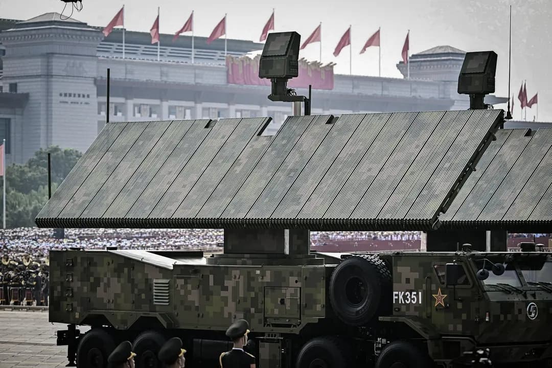 Radares expuestos durante un desfile militar que conmemora el 80.º aniversario de la victoria sobre Japón y el fin de la Segunda Guerra Mundial, en la plaza de Tiananmen de Beijing, el 3 de septiembre de 2025. Durante años, Venezuela ha realizado grandes inversiones en equipamiento chino y ruso, al tiempo que afirmaba que estaba construyendo uno de los sistemas de defensa más modernos de la región. (Pedro Pardo/AFP a través de Getty Images)