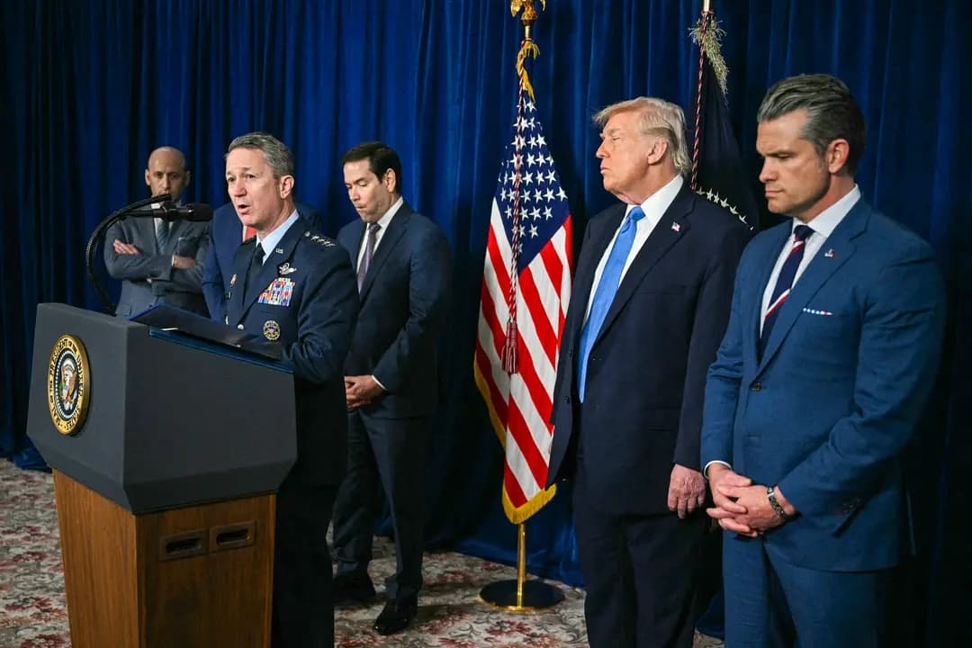 El presidente Donald Trump (segundo por la derecha) observa mientras el presidente del Estado Mayor Conjunto, el general Dan Caine (segundo por la izquierda), habla con la prensa tras las acciones militares de Estados Unidos en Venezuela, en Mar-a-Lago, Palm Beach, Florida, el 3 de enero de 2026. (Jim Watson/AFP a través de Getty Images)