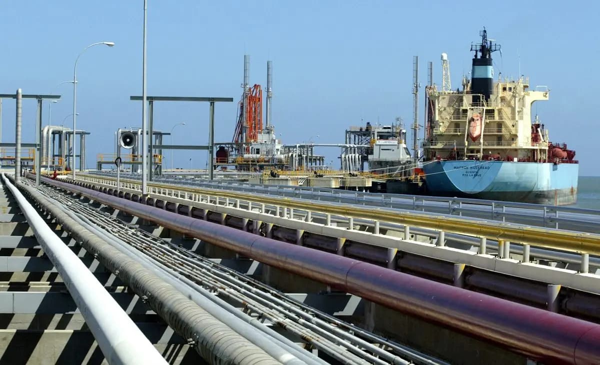 Un petrolero en la terminal de carga de la refinería José en Venezuela, en una fotografía de archivo sin fecha. (Jorge Silva/Reuters).
