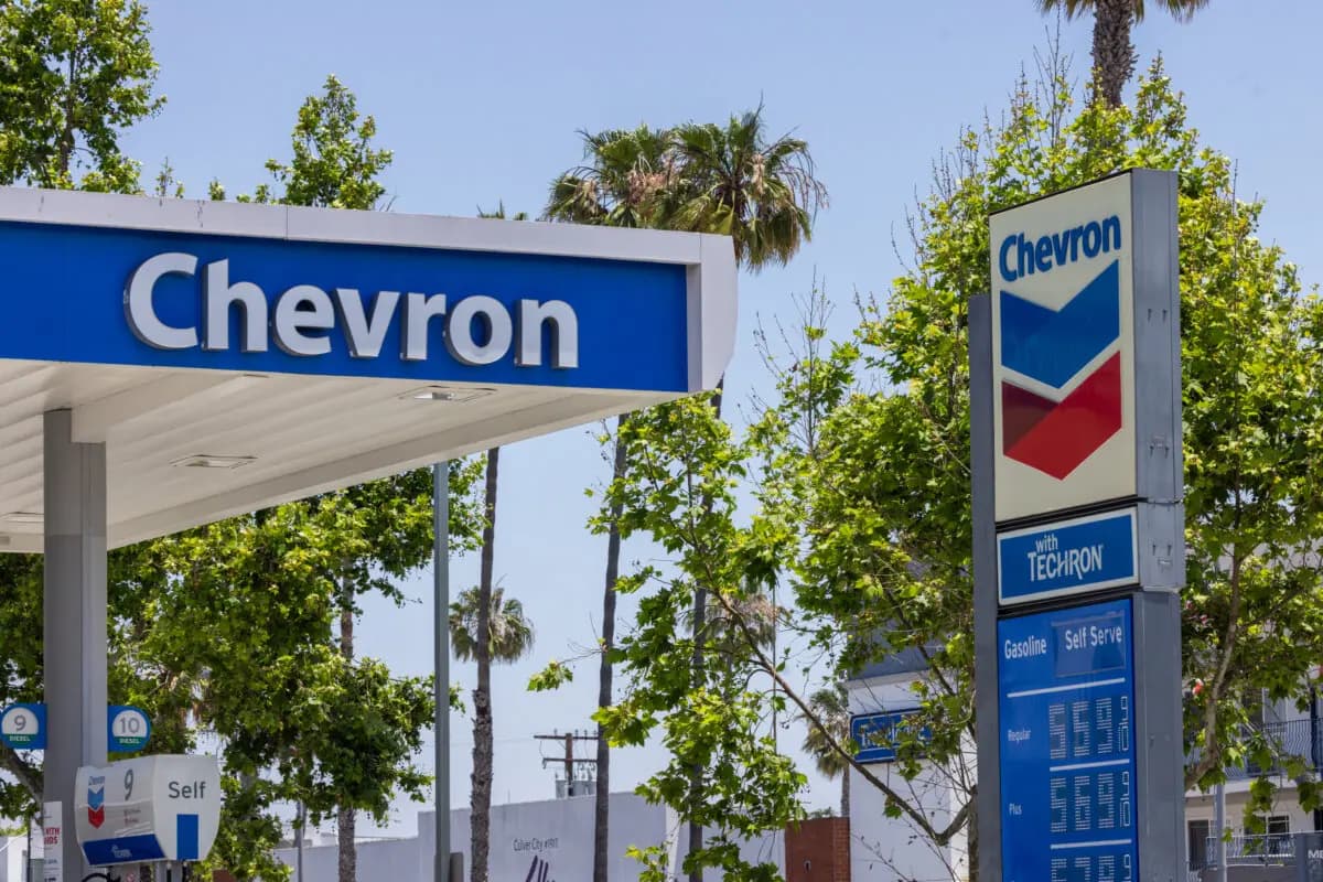 Una gasolinera Chevron cerca de Los Ángeles el 1 de junio de 2025. (John Frediricks/The Epoch Times).