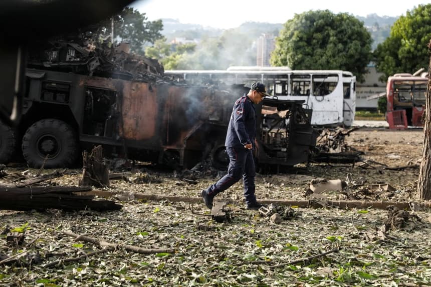 Un bombero pasa junto a una unidad antiaérea destruida en la base aérea militar de La Carlota, después de que el presidente Donald Trump anunciara que Estados Unidos había atacado Venezuela y capturado a su líder, Nicolás Maduro, en Caracas, Venezuela, el 3 de enero de 2026. (Leonardo Fernández Viloria/Reuters)