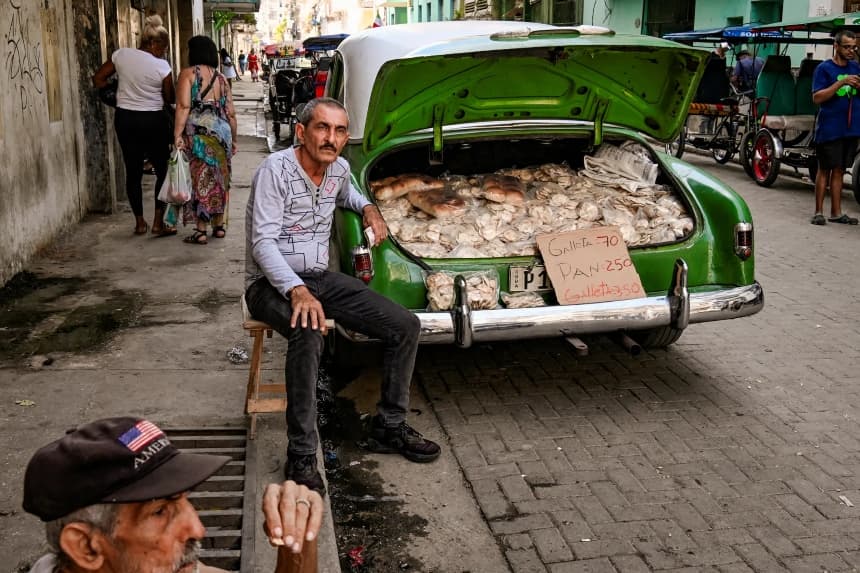 Un hombre vende galletas expuestas en un viejo coche estadounidense en la calle, en el cuarto aniversario de las protestas contra el Gobierno en La Habana, Cuba, el 11 de julio de 2025. Con el Canal de Panamá asegurado y Maduro ya sin gobernar en la capital de Venezuela, Caracas, el enfoque de la Administración Trump en el Caribe también pone el foco en Cuba. (Yamil Lage/AFP a través de Getty Images)