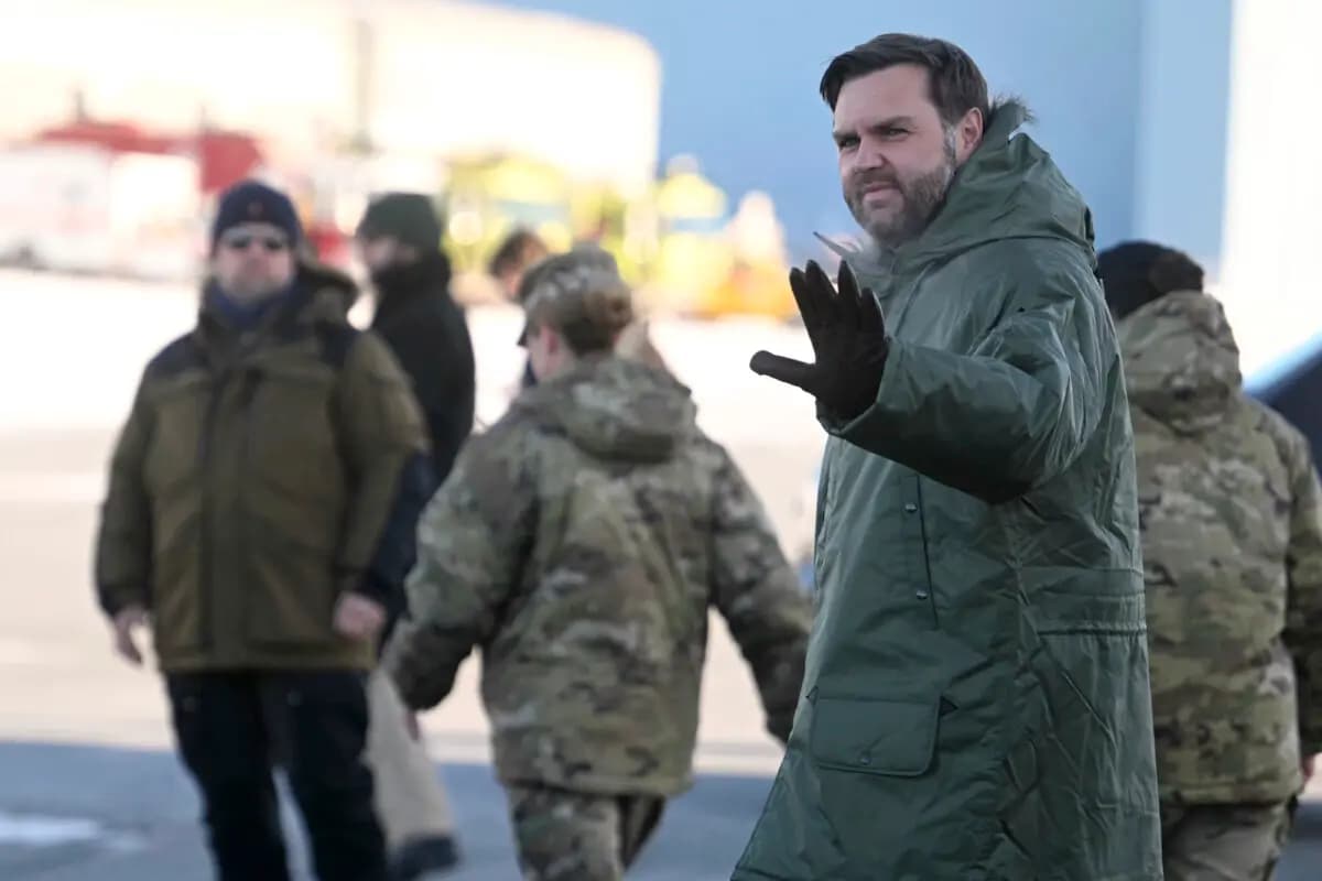 El vicepresidente JD Vance llega a la base espacial de Pituffik en Groenlandia el 28 de marzo de 2025. J(im Watson/Pool vía AP)
