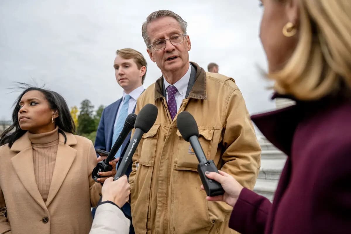 El representante Tim Burchett (R-Tenn.) habla con los periodistas en el Capitolio de Estados Unidos en Washington el 18 de noviembre de 2025. (Daniel Heuer/AFP/Getty Images)