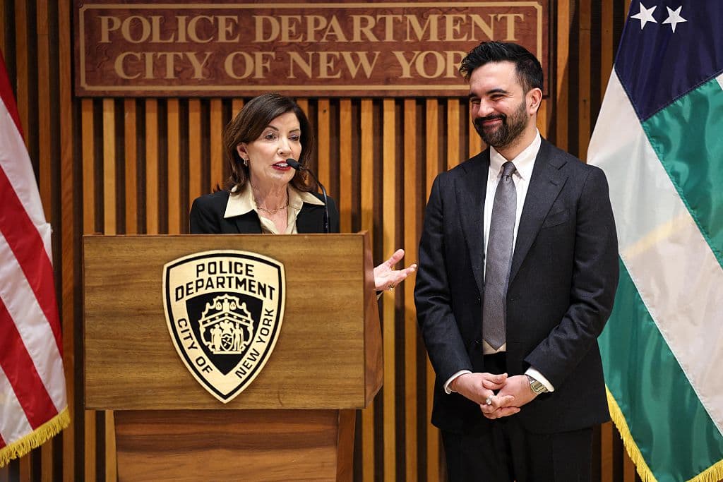 (De izq. a der.) La gobernadora de Nueva York, Kathy Hochul, y el alcalde de Nueva York, Zohran Mamdani, hablan durante un anuncio relacionado con la seguridad pública en la sede del Departamento de Policía de la Ciudad de Nueva York (NYPD) en Nueva York el 6 de enero de 2026. (Foto de CHARLY TRIBALLEAU / AFP vía Getty Images)