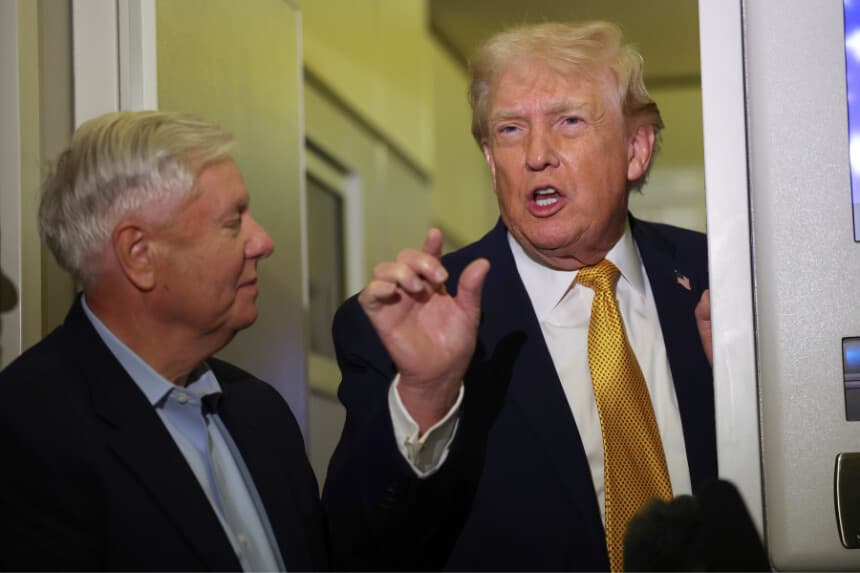 El presidente de Estados Unidos, Donald Trump (derecha), y el senador Lindsey Graham (R-SC) hablan con los medios de comunicación a bordo del Air Force One de camino a Washington D. C. el 4 de enero de 2026. (Foto de Joe Raedle/Getty Images)