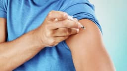 Jóvenes se inyectan péptidos cada vez más a pesar de los riesgos