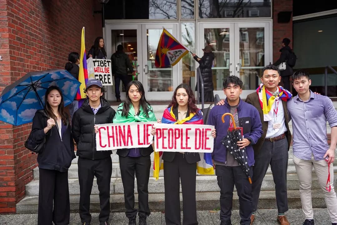 Cosette Wu (tercera por la izquierda) y Topjor Tsultrim (segundo por la derecha) en una protesta contra el discurso del embajador chino Xie Feng en la Universidad de Harvard en abril de 2024. (Cortesía de Estudiantes por un Tíbet Libre)
