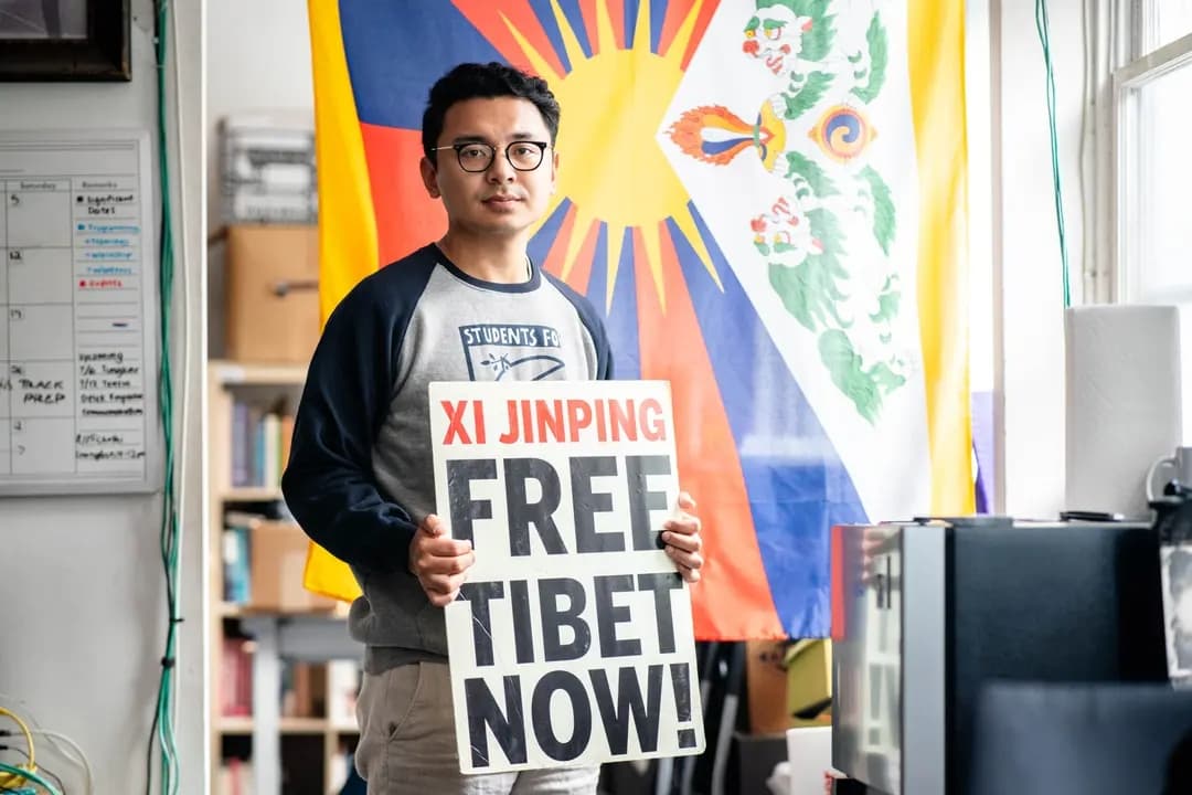 Topjor Tsultrim, director de comunicaciones de Estudiantes por un Tíbet Libre, asiste a un evento en la ciudad de Nueva York el 23 de julio de 2025. Tsultrim y cientos de miembros del grupo protestaron durante la visita de Xi a San Francisco para denunciar los abusos contra los derechos humanos bajo el régimen comunista. (Samira Bouaou/The Epoch Times)