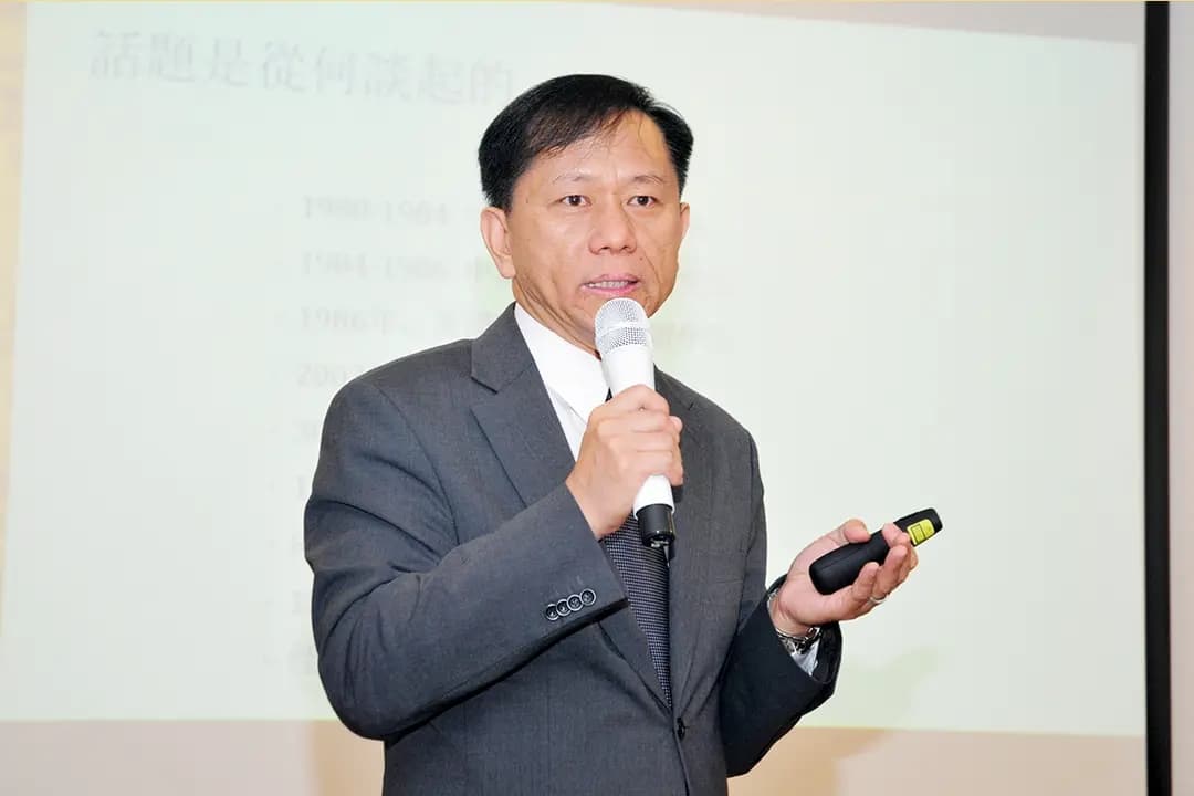 El profesor Xie Tian, de la Universidad de Carolina del Sur Aiken, habla en un evento. Como exmiembro de la CSSA mientras era estudiante de doctorado en Estados Unidos, dijo que se enteró de que el consulado chino elegía cuidadosamente al presidente del grupo para vigilar a los estudiantes e informar a los funcionarios. (Sun Mingguo/The Epoch Times)