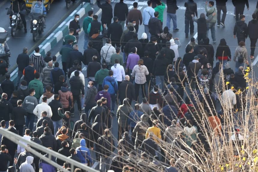 Manifestantes marchan en el centro de Teherán, Irán, el 29 de diciembre de 2025. (Agencia de noticias Fars a través de AP)