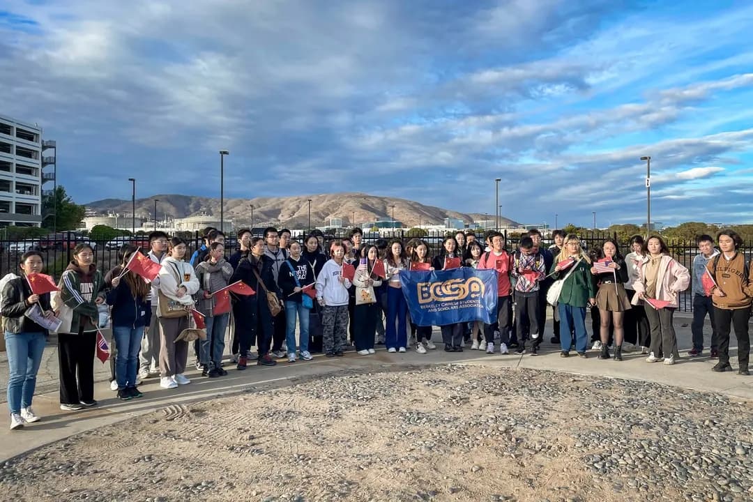Miembros de la Asociación de Estudiantes y Académicos Chinos de Berkeley, que dan la bienvenida al líder chino Xi Jinping a la cumbre de Cooperación Económica Asia-Pacífico, posan para una foto en San Francisco el 14 de noviembre de 2023. (Cortesía de Estudiantes por un Tíbet Libre)