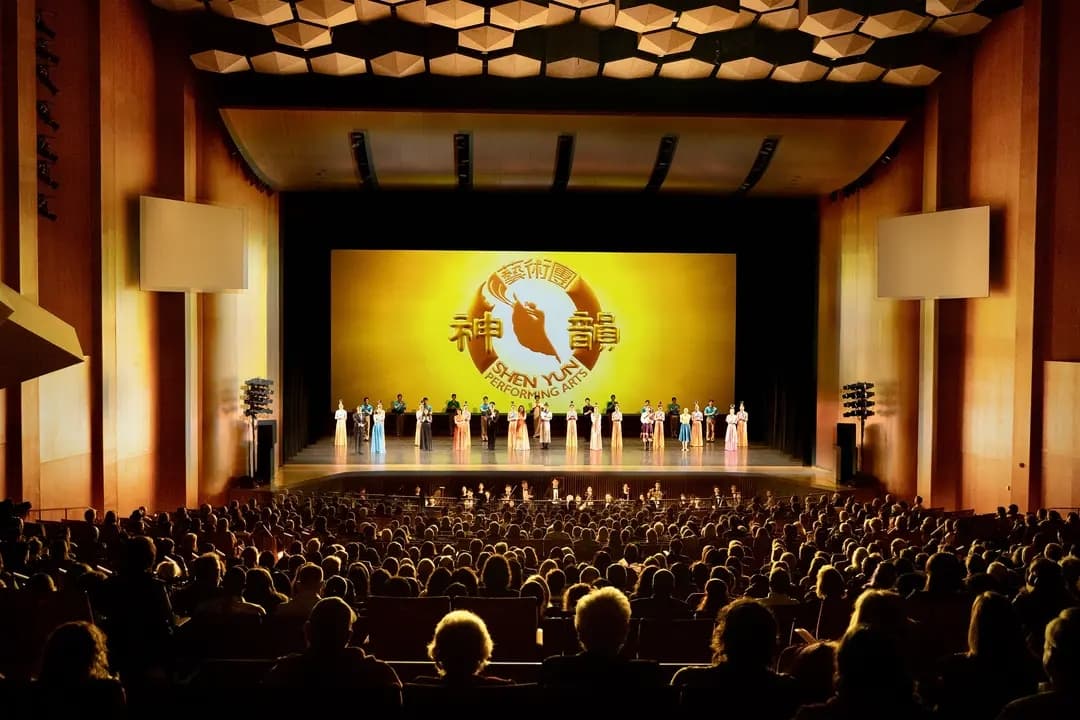 Shen Yun Performing Arts recibe una ovación en el Jones Hall for the Performing Arts de Houston el 27 de enero de 2025. En Texas, Beijing ha intentado sabotear el espectáculo a través de la CSSA de la Universidad Texas A&M. (The Epoch Times)