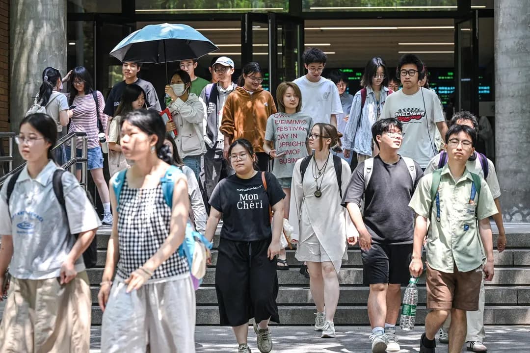 Estudiantes chinos caminan por el campus de la Universidad de Estudios Extranjeros de Beijing el 29 de mayo de 2025. Beijing considera desde hace tiempo a los estudiantes internacionales chinos como un activo clave para expandir su influencia global. (Jade Gao/AFP vía Getty Images)