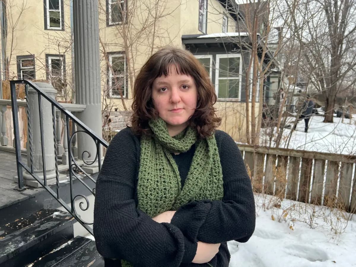 Francesea Taylor vive frente a la casa donde Renee Nicole Good, de 37 años, se estrelló después de que un oficial de inmigración le disparara. (Jacki Thrapp/The Epoch Times).