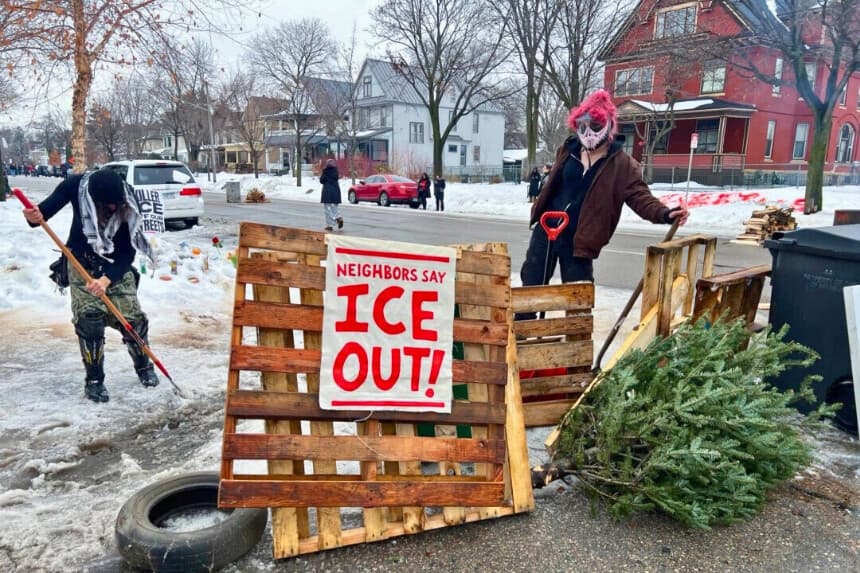 Miembros de la comunidad se reúnen en el lugar donde Renee Nicole Good fue asesinada a tiros por un agente del ICE en un incidente de atropello con vehículo en Minneapolis, el 8 de enero de 2026. (Jacki Thrapp/The Epoch Times).
