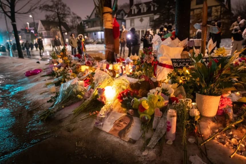 La gente se reúne en un lugar conmemorativo creado para Renee Nicole Good después de que fuera mortalmente tiroteada durante una operación del Servicio de Inmigración y Control de Aduanas (ICE), en Minneapolis, el 8 de enero de 2026. (John Fredricks/The Epoch Times)