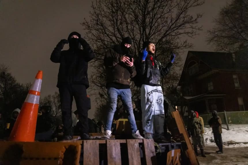 Manifestantes que protestan contra las operaciones del Servicio de Inmigración y Control de Aduanas (ICE) se reúnen en Minneapolis, el 8 de enero de 2026. (John Fredricks/The Epoch Times)