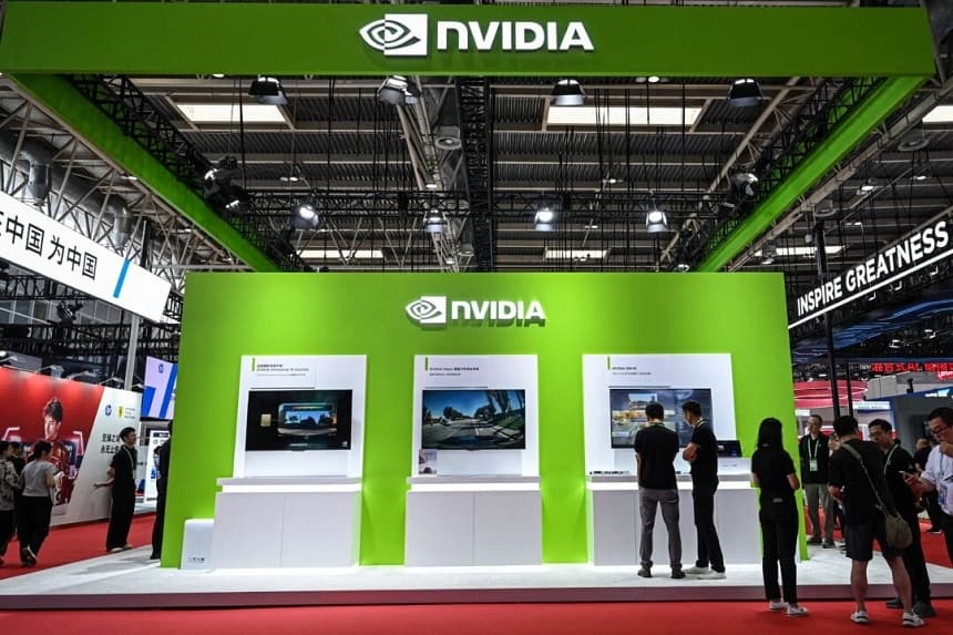 Las personas pasan frente al stand de Nvidia durante la Exposición Internacional de la Cadena de Suministro de China en Beijing, el 16 de julio de 2025. (Jade Gao/AFP vía Getty Images)