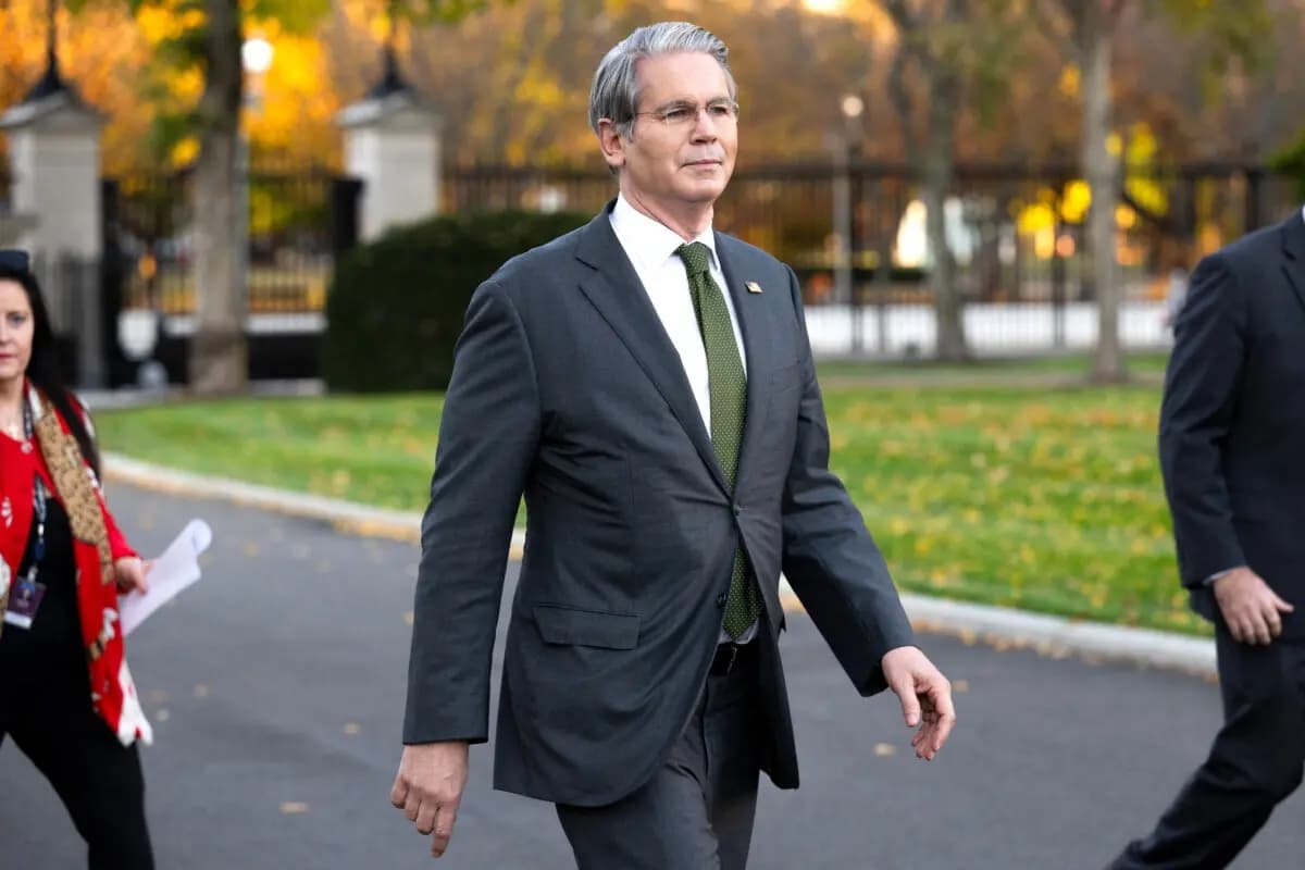 El secretario del Tesoro de Estados Unidos, Scott Bessent, camina para hablar con los medios de comunicación fuera del ala oeste de la Casa Blanca en Washington el 5 de noviembre de 2025. (Saul Loeb/AFP)