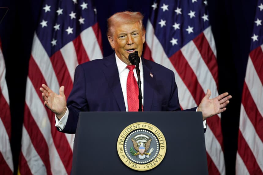 WASHINGTON, D.C. - 6 DE ENERO: El presidente de Estados Unidos, Donald Trump, se dirige a un grupo de la Cámara de Representantes republicano en el Centro John F. Kennedy para las Artes Escénicas el 6 de enero de 2026 en Washington, D.C. Los republicanos de la Cámara de Representantes discutirán su agenda legislativa para 2026 en la reunión. (Foto de Alex Wong/Getty Images).