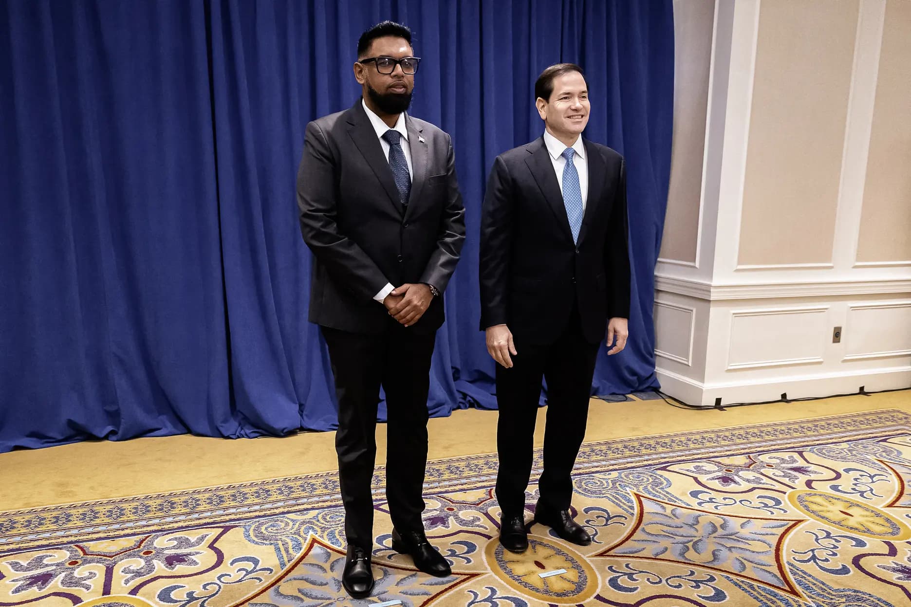 <em>El secretario de Estado Marco Rubio (der.) y el presidente guyanés Irfaan Ali posan para una foto durante su encuentro al margen de la Asamblea General de la ONU en la ciudad de Nueva York el 24 de septiembre de 2025. (Stefan Jeremiah/POOL/AFP vía Getty Images)</em>
