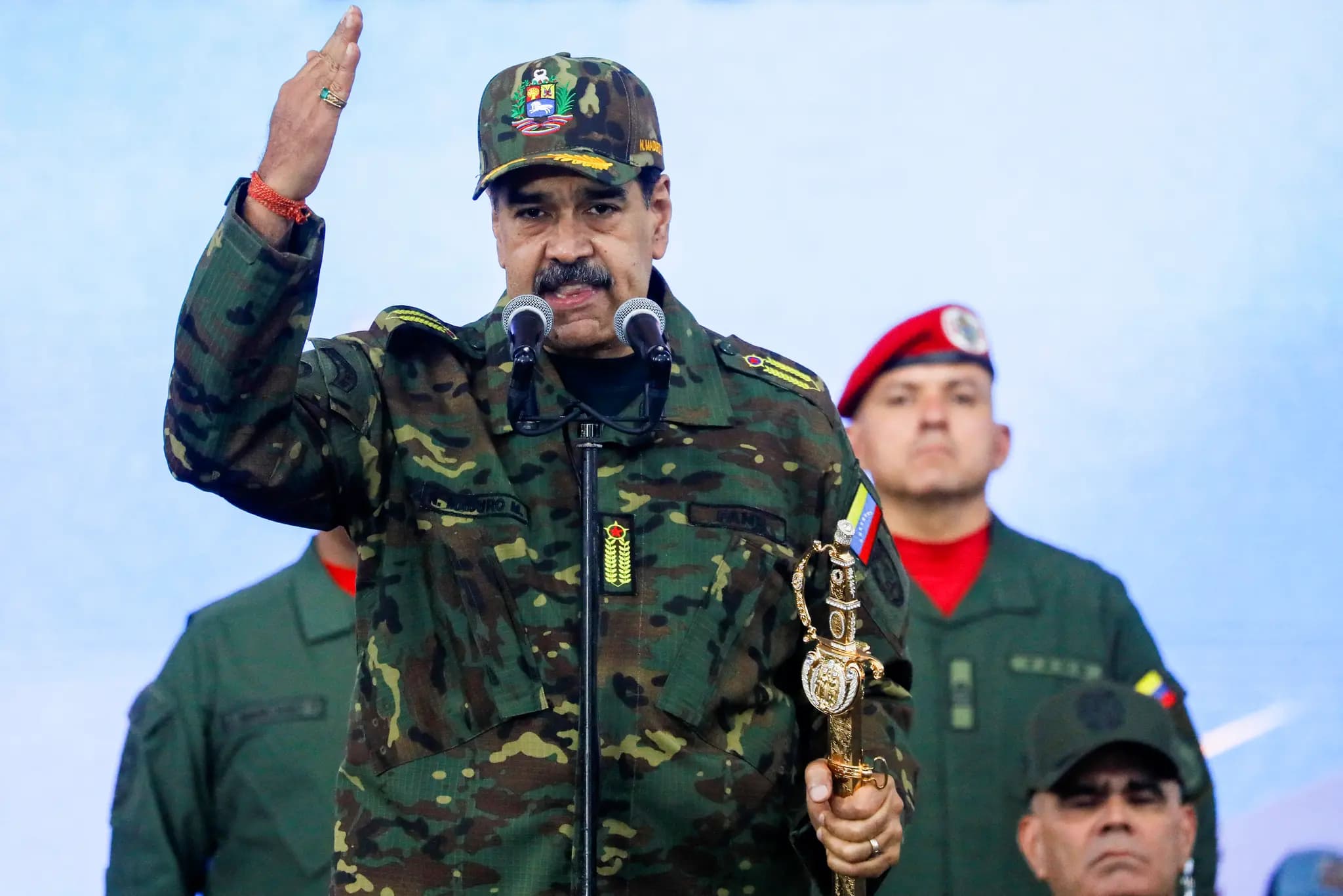 <em>El líder venezolano Nicolás Maduro sostiene la espada de Simón Bolívar mientras habla en una manifestación contra una posible escalada de las acciones estadounidenses hacia el país, en la base militar Fuerte Tiuna en Caracas, Venezuela, el 25 de noviembre de 2025. (Leonardo Fernandez Viloria / Reuters)</em>